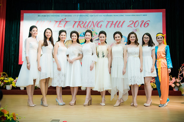 Ngoài Hoa hậu Đỗ Mỹ Linh, Á hậu Thanh Tú, đêm hội còn có sự góp mặt của dàn người đẹp phía Bắc của cuộc thi Hoa hậu Việt Nam 2016.