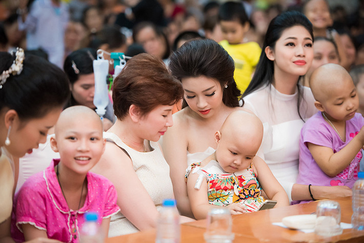 Đỗ Mỹ Linh tâm sự rằng đây là lần đầu tiên cô tham gia chương trình trung thu với các em nhỏ ở Viện Huyết học - Truyền máu T.Ư.