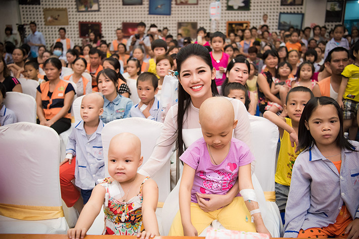 Á hậu Thanh Tú chia sẻ, cô thực sự cảm thấy vừa thương vừa cảm phục vì nghị lực của các em quá lớn khi chống lại sự đau đớn của căn bệnh.