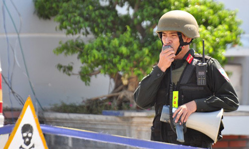 Sau khi giải cứu con tin thành công, cảnh sát tiếp tục phong tỏa hiện trường. Lúc này loa thông báo cho cán bộ, chuyên gia, kỹ sư và công nhân rời xa khu vực tòa nhà nguy hiểm để rà phá bom mìn.