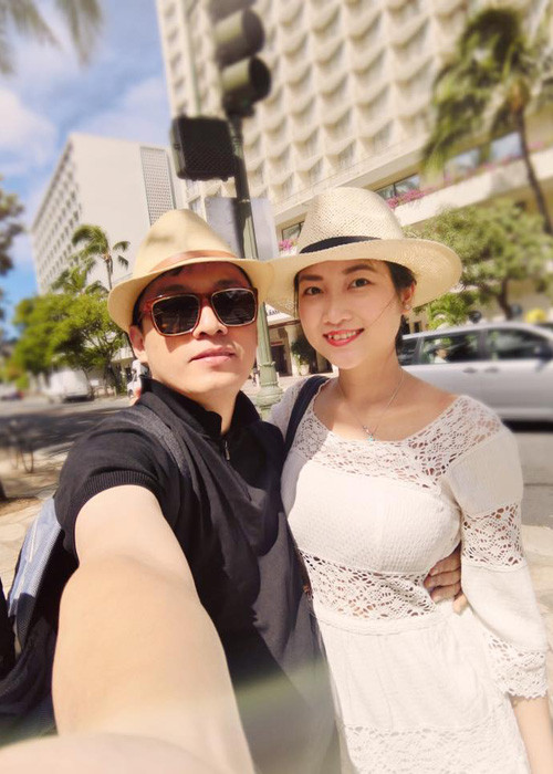 Trên trang cá nhân, nam ca sĩ vừa hạnh phúc khoe khoảnh khắc tình tứ bên vợ trẻ kém gần 20 tuổi.