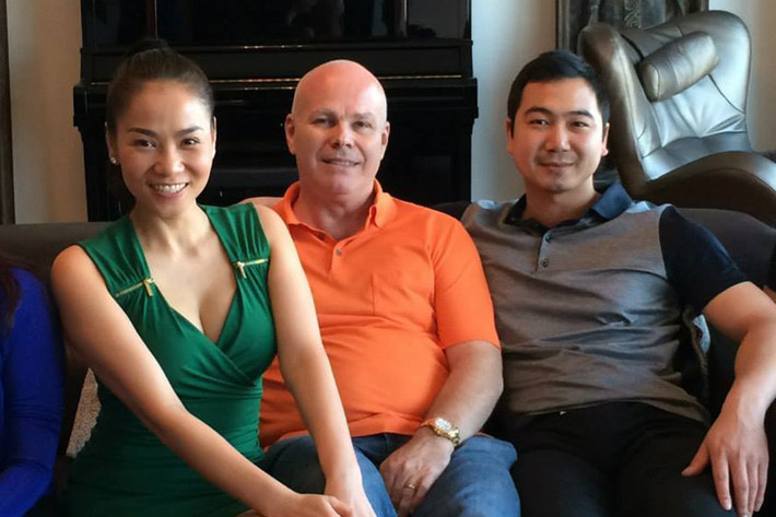 Hình ảnh bạn trai Thúy Vân bên vợ chồng ca sĩ Thu Minh - doanh nhân Otto.