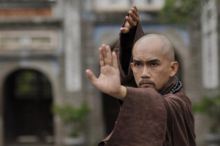 Năm 2012, giọng ca “Tình thơ”, xuất hiện trên màn ảnh rộng với bộ phim “Thiên mệnh anh hùng” và “Lệ phí tình yêu”. Với “Thiên mệnh anh hùng”, Minh Thuận cạo trọc đầu để đóng vai lão sư phụ có võ công cao cường. (Ảnh: Infonet)