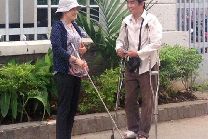Cuối năm 2015 đầu năm 2016, ca sĩ Minh Thuận tham gia ghi hình cho bộ phim ca nhạc “Giấc mơ phát tài”. Nhân vật của anh là Thuận - chàng trai lên Sài Gòn làm phụ hồ không may bị tai nạn và phải sử dụng nạng để di chuyển. (Ảnh: Tuổi trẻ)