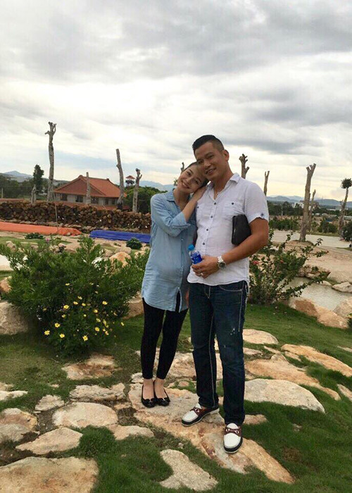 Jennifer Phạm khoe ảnh tình cảm tựa vai ông xã cùng dòng chú thích ngọt ngào: “Trung thu của đôi bạn trẻ”.