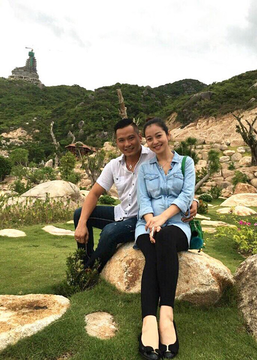 Dù diện trang phục khá rộng nhưng Hoa hậu châu Á tại Mỹ 2006 vẫn để lộ bụng bầu lùm lùm ở tháng thai kì thứ 5.