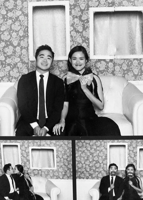 Để kỉ niệm một năm yêu nhau, đôi uyên ương không quên chụp bộ ảnh ghi lại những khoảnh khắc ngọt ngào.