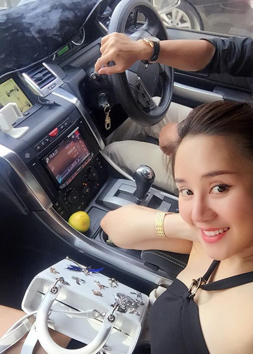 Mới đây, Vy Oanh còn tiết lộ được ông xã tặng chiếc đồng hồ hàng hiệu có giá từ vài triệu đến vài trăm triệu đồng.