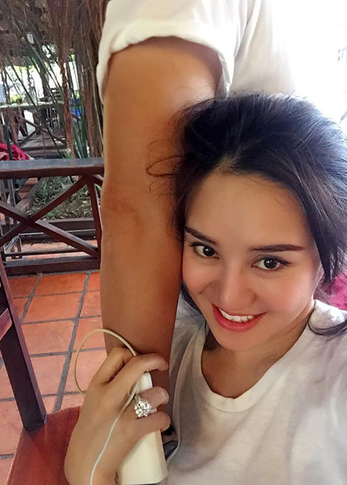 Qua những chia sẻ gần đây của Vy Oanh, nhiều người khen ngợi ông xã của nữ ca sĩ rất cưng chiều vợ.