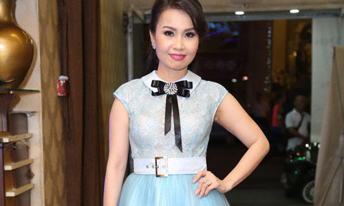 Dù đã ngưng nhận show trong 1 năm qua vì lý do sức khoẻ, Cẩm Ly vẫn phá lệ xuất hiện trong đêm nhạc Tình nghệ sỹ để ủng hộ bạn thân Minh Thuận.