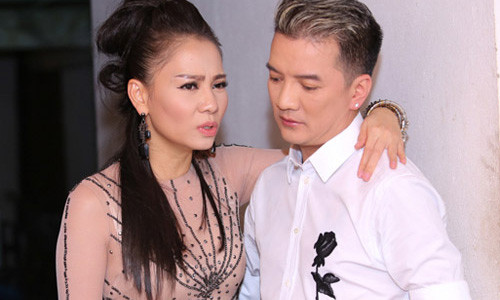 Cô khoác vai tâm sự cùng Mr. Đàm và tình trạng sức khoẻ của Minh Thuận hiện nay.