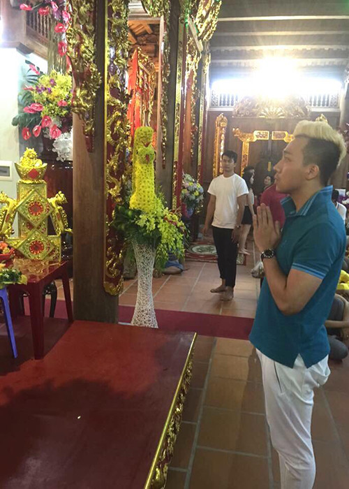 Trước những ý kiến trái chiều của cư dân mạng, bạn trai Hari Won nhanh chóng chia sẻ hình ảnh nghiêm trang trước bàn thờ Tổ nghiệp kèm chú thích: “Mặt thành tâm đây”.