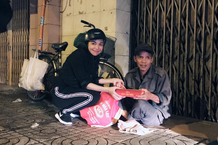 Chia sẻ về buổi từ thiện, Trà Ngọc Hằng cho biết: “Mệt nhưng thấy vui, trân trọng cuộc sống hơn. Ước gì quay lại 4 năm trước thì sẽ dành thời gian cho việc có ý nghĩa nhiều hơn”.