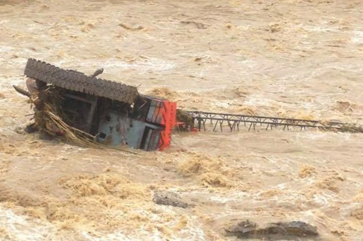 Trao đổi với PV VietNamNet,Chủ tịch UBND huyện Quế Phong Lê Văn Giáp cho biết, nước lũ dâng lên không bằng năm 2007, tuy nhiên sức tàn phá thì nhanh và lớn hơn.