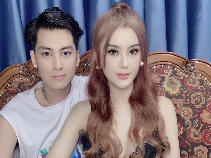 Hồi cuối năm 2021, Lâm Khánh Chi ly hôn Phi Hùng. Sau đó, cô bị chồng cũ tố ngoại tình. Phía nữ ca sĩ phủ nhận không có người mới khi còn chung sống với Phi Hùng. Lâm Khánh Chi còn chia sẻ trên Vietnamnet, giữa cô và chồng cũ là mối quan hệ không còn tình nhưng còn nghĩa. Dù thế nào, cô vẫn mong ồn ào nhanh chóng được khép lại, không muốn nói ra những điều tổn thương đến chồng cũ. Ảnh: FBNV
