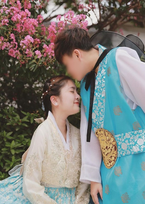 Thiện Nhân và người yêu đồng giới du lịch Hàn Quốc sau khi công khai mối quan hệ. Ảnh: Instagram