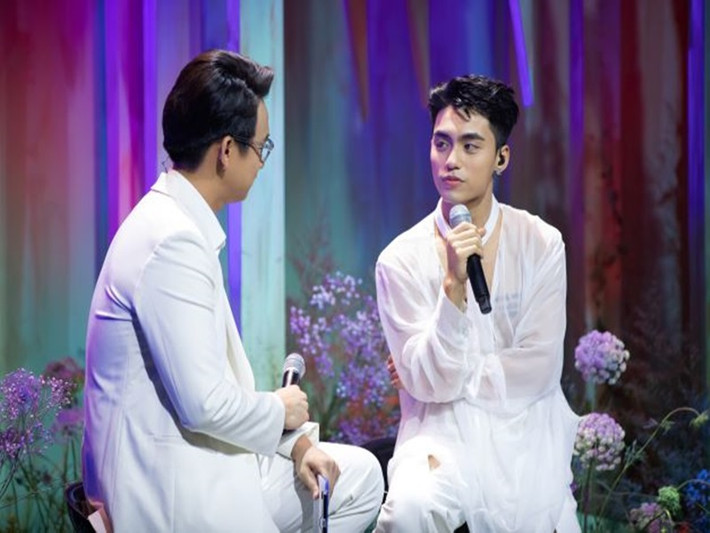 Nhạc sĩ, producer Onionn mới đây nhận xét giọng hát của Việt Hoàng có những tố chất rất riêng biệt và không bị ảnh hưởng bởi bất kỳ ai. "Mình không thể tìm từ ngữ gì có thể diễn tả được hết cảm nhận của bản thân về khả năng của bạn ấy", Onionn chia sẻ trên Dân Việt. Ảnh: Dân Việt