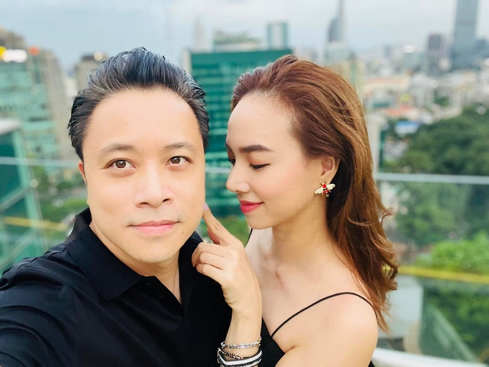 Đinh Ngọc Diệp không ít lần khoe được chồng chiều chuộng. Người đẹp từng chia sẻ trên trang cá nhân: “Cảm ơn chồng vì đi làm xong là về thẳng nhà ăn cơm với vợ và chơi đến tối với hai con. Cảm ơn chồng vì anh không bia rượu thuốc lá, mà chỉ nghiện con và nghiện việc. Cảm ơn chồng vì luôn tặng vợ sổ tiết kiệm, tặng hết những gì chồng có, tặng cả tấm thân và cả đời này".