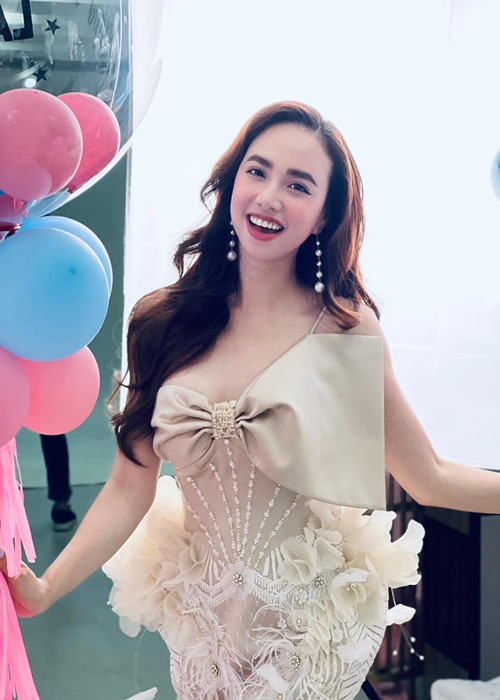 Sau khi lập gia đình, Đinh Ngọc Diệp lui về hỗ trợ ông xã đạo diễn.