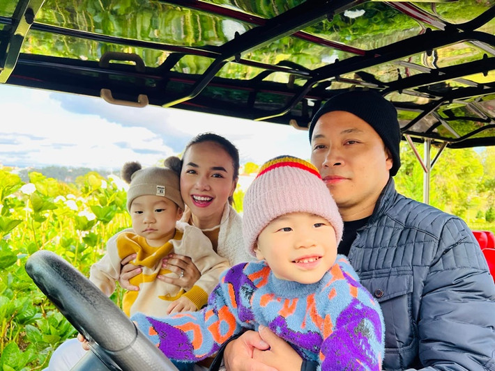 Hai con trai của Đinh Ngọc Diệp đều kháu khỉnh, có nhiều nét giống bố.