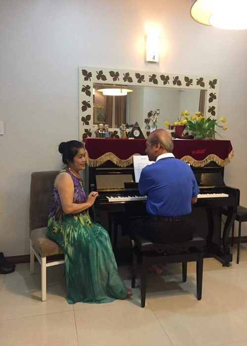 Vợ chồng nghệ sĩ Trần Hiếu thường cùng nhau đi tập thể dục, tập đàn, hát, đi chơi, và đi hát. Ở nhà, cả hai thường gọi nhau bằng biệt danh giống như giới trẻ. Bà gọi chồng là “Ông gấu già”, nghệ sĩ Trần Hiếu gọi vợ là “Mắm”. Cả hai cũng thường xuyên ghi lại những khoảnh khắc bên nhau. Ảnh: Tiền Phong