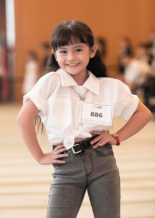 Thùy Linh còn từng đoạt danh hiệu Miss gương mặt đẹp nhất cuộc thi Tìm kiếm thiên tài nhí 2019, giải mẫu nhí được ban giám khảo yêu thích nhất cuộc thi Siêu mẫu nhí của HTV9.