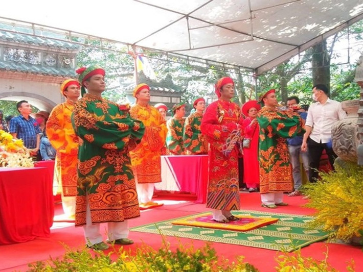 Theo Tiền Phong, Hoài Linh (thứ hai bên trái hàng trên cùng) về tham dự và đảm trách chính lễ ở Lễ giỗ Thánh Mẫu Liễu Hạnh tại đền thờ dưới chân Đèo Ngang, xã Quảng Đông, huyện Quảng Trạch, Quảng Bình. Ảnh: Tiền Phong