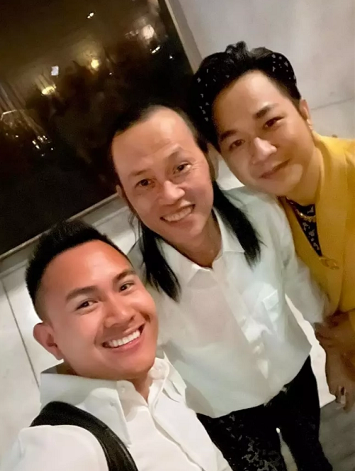 Thành Vinh - con trai Hoài Linh chia sẻ hình ảnh cùng bố dự sự kiện. Ảnh: Phụ nữ Việt Nam
