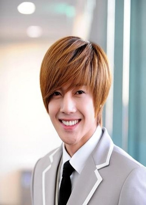 Giống như Lee Min Ho, Kim Hyun Joong vụt sáng nhờ vai diễn trong “Vườn sao băng”. Sau “Vườn sao băng”, anh đóng phim, đi hát. Sự nghiệp của Kim Hyun Joong lao dốc khi vào năm 2014, anh vướng scandal với bạn gái cũ. Vụ kiện tụng giữa Kim Hyun Joong và bạn gái cũ chính thức kết thúc vào năm 2020. Phần thắng thuộc về tài tử của “Vườn sao băng” khi bạn gái cũ không đưa ra được bằng chứng khẳng định bản thân bị Kim Hyun Joong bạo hành đến mức sảy thai. Ảnh: VOV