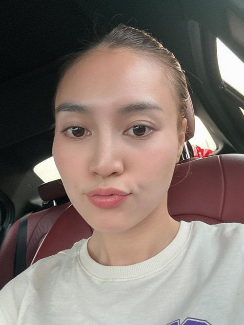 "Sẽ không khó để bạn bắt gặp hình ảnh Ninh Dương Lan Ngọc ngồi lê la quán vỉa hè, cười nói vui vẻ cùng hội chị em thân ai nấy lo", cô cho biết. Ảnh: FBNV