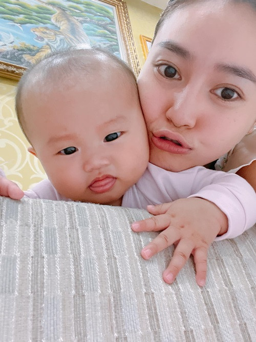 Lan Ngọc khoe mặt mộc không tì vết bên cạnh một cháu nhỏ. Ảnh: FBNV