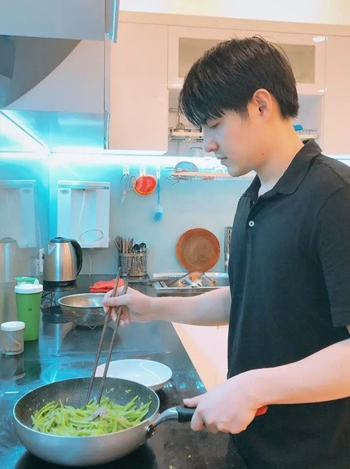 Ca sĩ Ông Cao Thắng được khen là “ông chồng quốc dân” bởi sẵn sàng vào bếp nấu ăn phục vụ vợ con. Ảnh: Người đưa tin