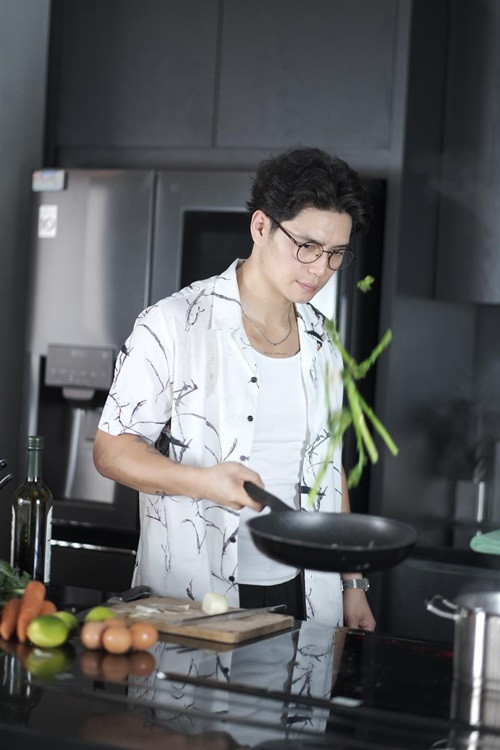 Huy Trần yêu thích công việc nấu ăn. Khi gắn bó với Ngô Thanh Vân, anh thường xuyên vào bếp nấu ăn cho nàng đả nữ. Ảnh: FBNV