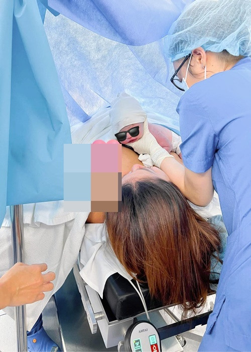 Nữ ca sĩ MiA sinh con gái đầu lòng vào ngày 15/4. Tên thân mật của nhóc tì nhà MiA là MiChi.