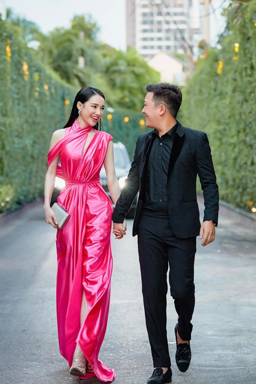 Mới đây, Nhã Phương thông báo mang bầu lần 2. Cách đây 5 năm, khi đang nổi tiếng, người đẹp lên xe hoa với nam nghệ sĩ hài đình đám Trường Giang.