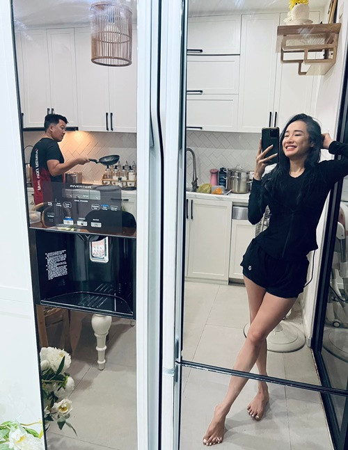 Nhã Phương không giấu được niềm hạnh phúc khi được chồng cưng chiều.