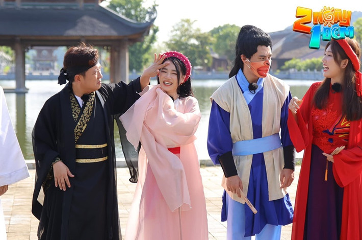 Mối quan hệ giữa Nhã Phương và gia đình chồng rất tốt đẹp. Cô khoe: "Tôi được mọi người chăm sóc, lo ăn uống, may mắn được ba chồng và các chị rất thương yêu".