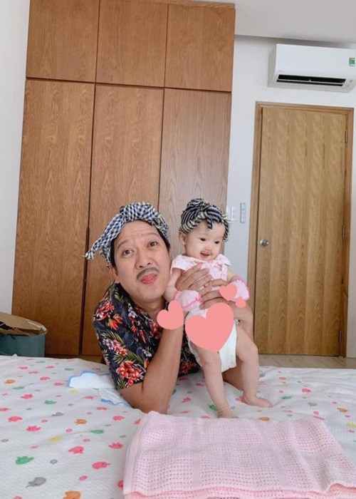 Bé Destiny là con gái đầu lòng của Trường Giang và Nhã Phương. Ngay từ khi mới chào đời, cô nhóc luôn được bố mẹ chiều chuộng, nhất là bố.