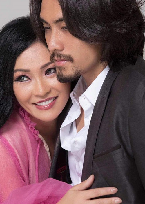 Phương Thanh vừa công khai hẹn hò Doãn Chí Kiên. Nữ ca sĩ hơn bạn trai 20 tuổi nhưng không bị lép vế về nhan sắc bởi cô vẫn đẹp mặn mà ở tuổi 49, từng một lần sinh nở. Ảnh: FBNV