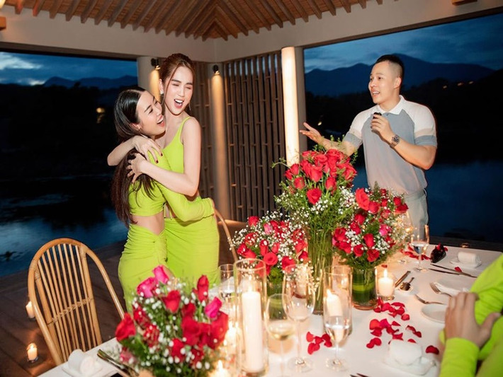 Trong đêm hội chân dài cuối cùng, Khắc Tiệp gửi lời cảm ơn đến Minh Phương đầu tiên.