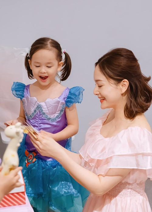 Nữ diễn viên Lan Phương vừa tổ chức tiệc sinh nhật lần thứ 4 cho con gái đầu lòng Lina.