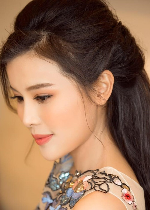 Đồ hiệu của Cao Thái Hà đều là bạn trai mua cho và bắt dùng. Nữ diễn viên còn được nửa kia đổi xe sang và thuê tài xế chở đi làm.Ảnh: FBNV