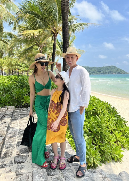 Vợ chồng Phương Trinh đưa con gái du lịch biển cách đây không lâu.