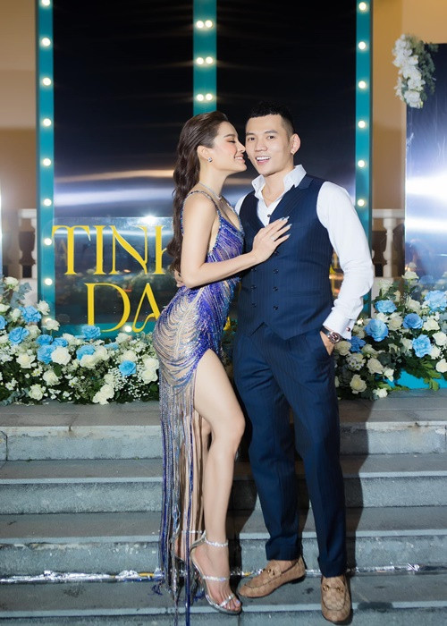 Tham gia sự kiện, Phương Trinh Jolie được ông xã kém tuổi tháp tùng.