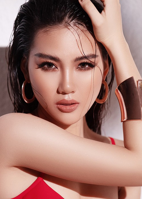 Siêu mẫu Quỳnh Hoa cho biết, có một đại gia nói muốn cô sinh con, đổi lại anh ta sẽ tậu nhà, mua xe cho cô với mức giá 20 tỷ đồng. Quỳnh Hoa đã từ chối tất cả những lời gạ gẫm để tập trung phát triển nghề nghiệp.