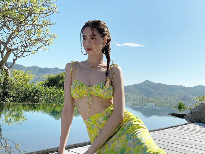 Ngọc Trinh còn bị soi một bên eo nhăn nhúm khi ngồi.
