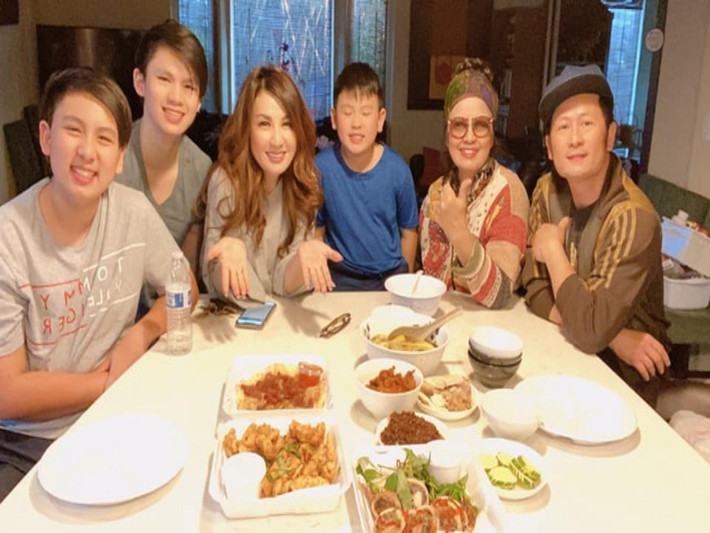 Bằng Kiều và vợ cũ ứng xử văn minh hậu chia tay. Cả hai xuất hiện cùng nhau trong các sự kiện đặc biệt của các con và gia đình. Ảnh: VOV