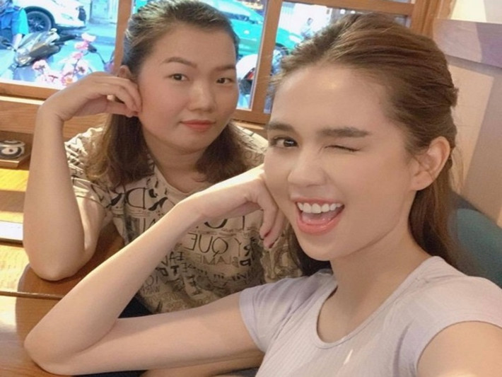 Ngọc Trinh còn hào phóng với người giúp việc tên Thúy Kiều. Cô tặng điện thoại hàng hiệu đến trả lương "khủng" cho giúp việc. Ảnh: Sức khỏe và đời sống