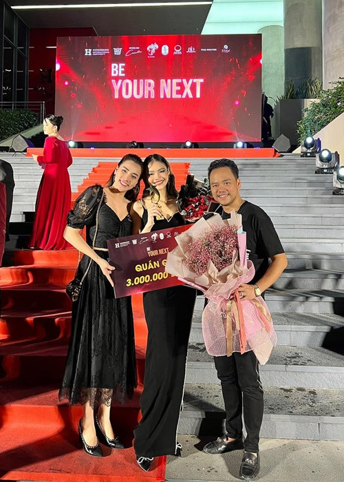 Nguyễn Thanh Trâm vừa lên ngôi quán quân cuộc thi Hoa khôi sinh viên Be Your Next. Cô là cháu gái của diễn viên, người mẫu Trang Nhung (ngoài cùng bên trái).