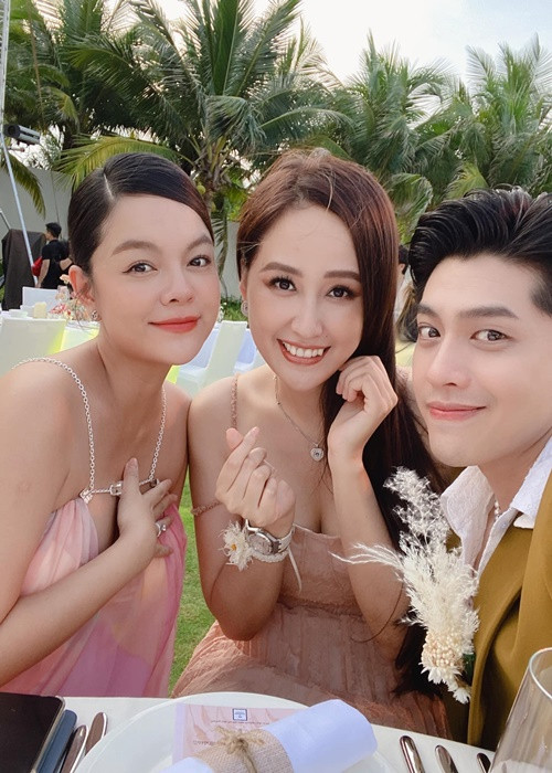 Mới đây, lựa chọn váy áo gợi cảm tại đám cưới của Minh Hằng, Phạm Quỳnh Anh hút mọi ánh nhìn.